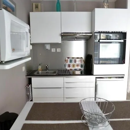 Centre - Proche Commerces, Plage Et Gare - Joli Studio Cabine Refait A Neuf Avec Parking Individuel Securise Apartment *